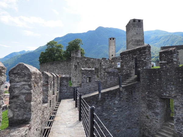 Kamenitá Strana Hradu Evropském Městě Bellinzona Kantonu Ticino Švýcarsku Jasná — Stock fotografie