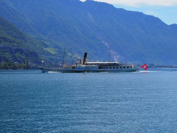 スイスのモントルー市のレマン湖の蒸気船 — ストック写真