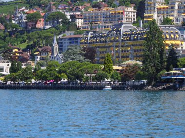 Cenevre Gölü 'ndeki oteller ve İsviçre' deki Montreux şehri.