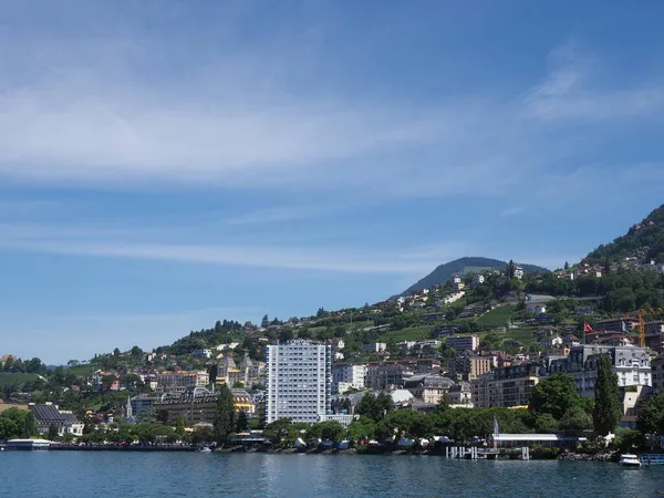 Вид на Женевское озеро и город Монтрё в Швейцарии — стоковое фото
