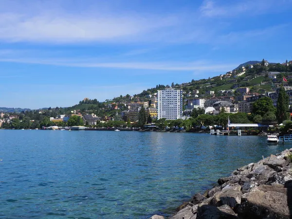 Rochas e Lago Genebra e Montreux cidade na Suíça — Fotografia de Stock