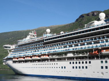 FLAM, NORway, HAZİRAN 2019: Sapphire Princess Cruises in Sogn og Fjordane area 'da açık mavi gökyüzü ve ılık yaz günü.