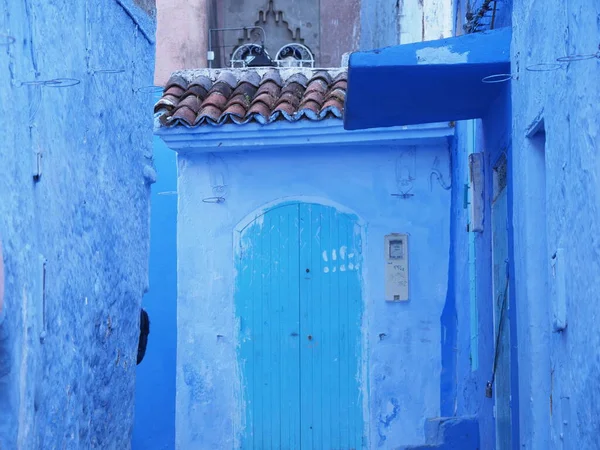 Blauwe deur in Marokkaanse steeg in de Afrikaanse Chefchaouen stad in Marokko — Stockfoto