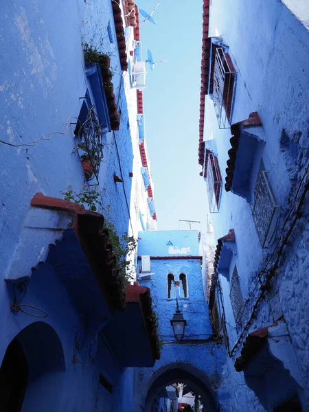 Muren van Marokkaanse steegjes in Chefchaouen stad in Marokko - verticaal — Stockfoto