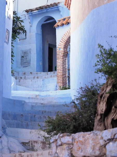 Blauwe trap en deur in Chefchaouen stad in Marokko - verticaal — Stockfoto