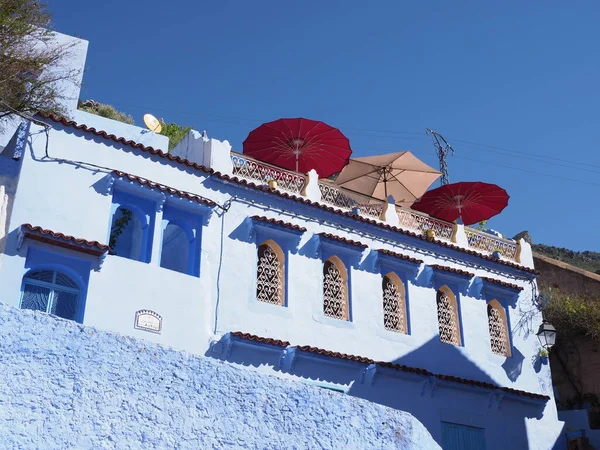 Blauw huis in Marokkaans steegje in de Afrikaanse Chefchaouen stad in Marokko — Stockfoto