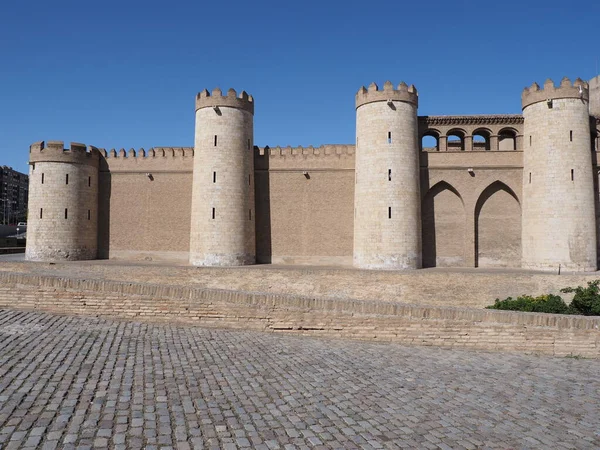 Muros panorâmicos do palácio na cidade europeia de Saragossa, na Espanha — Fotografia de Stock