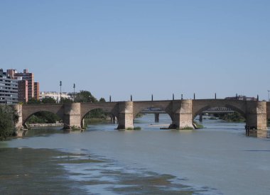 İspanya 'nın Saragossa şehrinde eski bir aslan ve Ebro nehri köprüsü