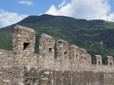 İsviçre 'de Ticino kantonundaki Bellinzona şehrinde, Avrupa' daki kale duvarları, 2017 'de açık mavi gökyüzü, güneşli bir yaz günü Temmuz' da.