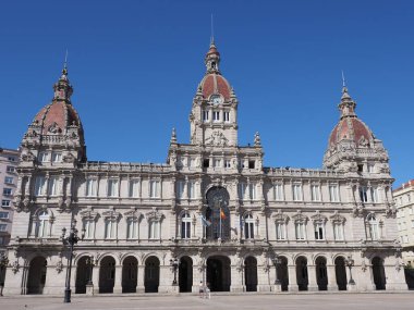 Avrupa meydanındaki çarpıcı belediye binası İspanya 'daki A Coruna şehri, 2019 eylülünde güneşli bir yaz günü açık mavi gökyüzü..