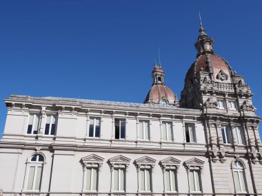 İspanya 'nın Galiçya bölgesindeki bir Coruna kasabası, 2019 yılının sıcak ve güneşli yaz gününde açık mavi bir gökyüzü..