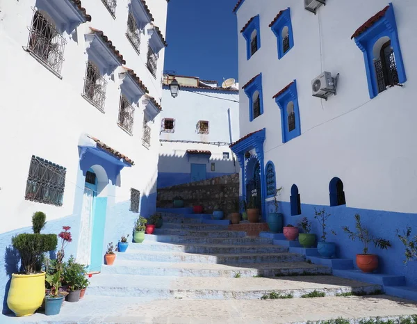 Famous stairs at moroccan alley in african Chefchaouen city in Morocco — Stockfoto