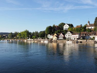 Ren Nehri 'nin Avrupa' daki Panorama 'sı STEIN AM RHEIN kasabası SWitzERLAND, Canton Schaffhausen, 2018' de açık mavi gökyüzü, güneşli bir yaz günü Ağustos 'ta.