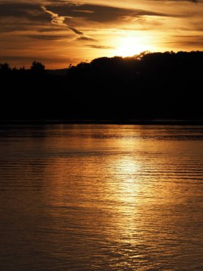 Ren Nehri 'nin üzerinde İsviçre' deki Stein am Rhein yakınlarında batan manzara, 2018 'deki sıcak yaz akşamı bulutlu gökyüzü - dikey