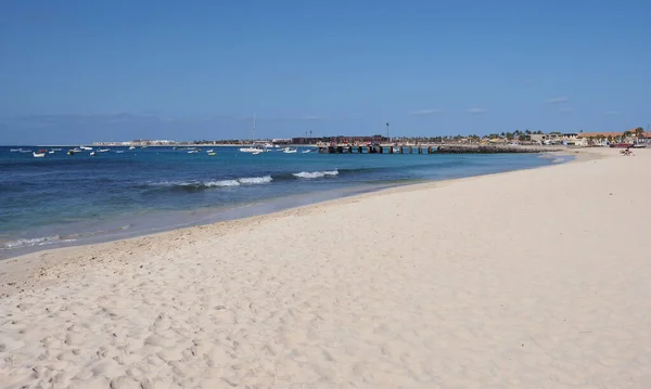 Piaszczysta Plaża Drewniane Molo Łodzie Afrykańskim Mieście Santa Maria Wyspie — Zdjęcie stockowe