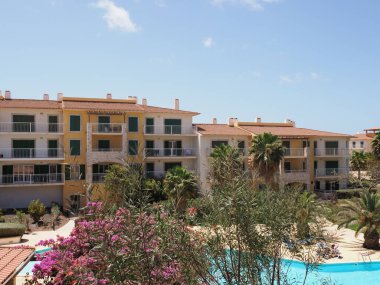 Cape Verde 'deki Sal Adası' ndaki Afrika Santa Maria kasabasında yüzme havuzlu bir tatil köyü. 2019 'da güneşli bir bahar gününde açık mavi gökyüzü..