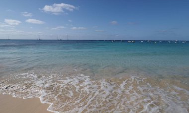 Atlantik Okyanusu 'nun temiz suları Afrika Santa Maria kasabası, Sal Adası, Cape Verde, temiz mavi gökyüzü 2019 Nisan güneşli bahar günü.
