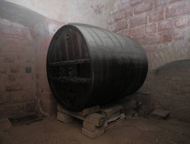 Fransa 'nın Alsace kentindeki Koenigsbourg kalesinde fıçı.