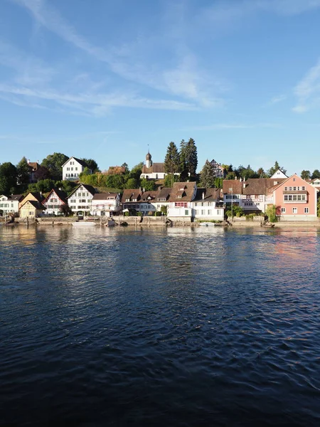 Ruhiger Rhein in STEIN AM RHEIN Stadt in der SCHWEIZ - senkrecht — Stockfoto