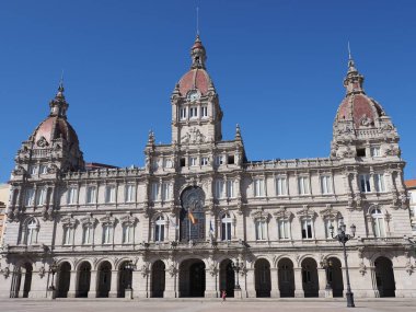 İspanya 'nın A Coruna şehrinin meydanındaki muhteşem belediye binası.