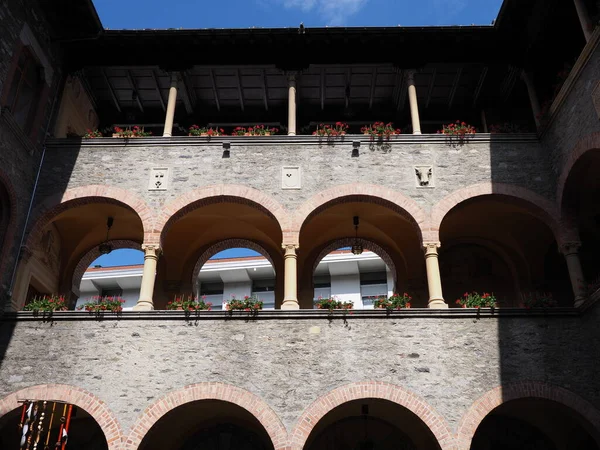 Binnenplaats van het stadhuis in Bellinzona stad in Zwitserland — Stockfoto