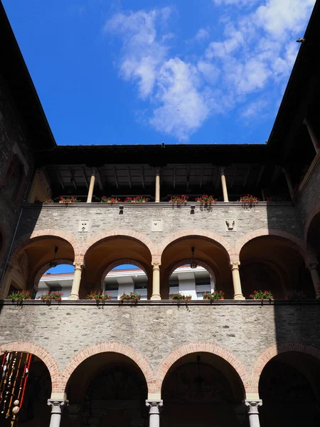 Arcades van het stadhuis in Bellinzona stad, Zwitserland - verticaal — Stockfoto
