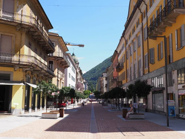 Vista sulla strada a Bellinzona città in Svizzera — Foto Stock