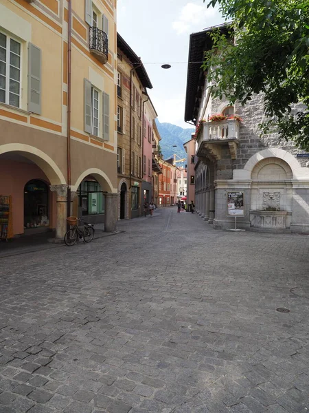 Smalle straat in Bellinzona stad in Zwitserland - verticaal — Stockfoto