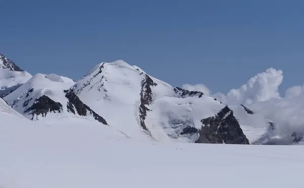 スイスのヴァレーにあるLyskammとCastorの山々の雪景色 — ストック写真