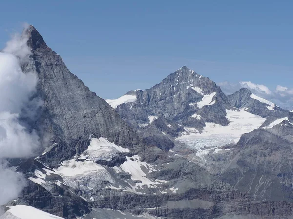 Malerisches Matterhorn, Cervino in den Wolken in der Schweiz — Stockfoto