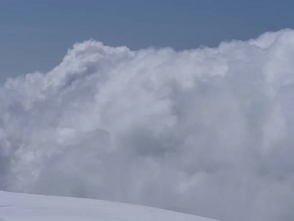 Wolken in de Alpen bij Monte Rosa in kanton Wallis in Zwitserland — Stockfoto