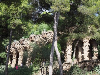 İspanya 'nın Katalonya bölgesindeki Barselona şehrinin tropikal park gueli, Eylül' ün sıcak yaz günü 2019 'da açık mavi gökyüzü.