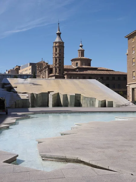 Moderne fontein en Sint-Pauluskerk in Saragossa, Spanje - verticaal — Stockfoto