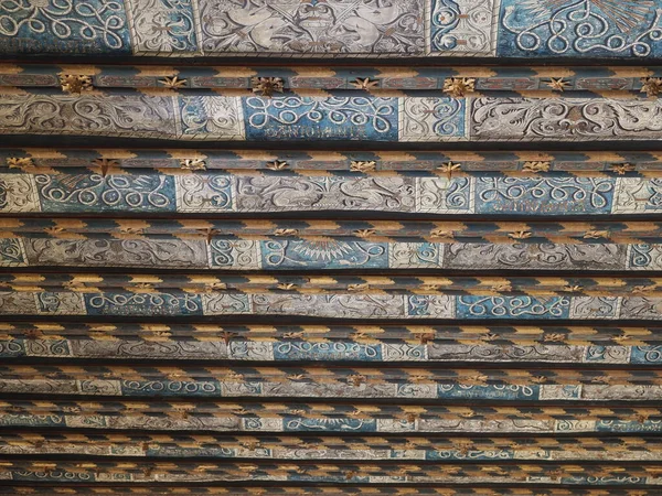 Středověký strop paláce ve městě Saragossa ve Španělsku — Stock fotografie