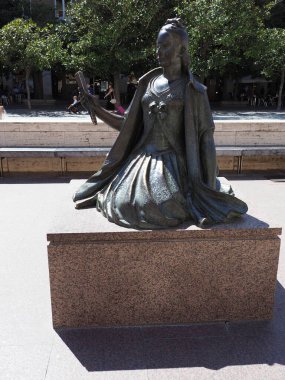 İspanya 'da Saragossa' da Goya tarafından yapılan kadın heykeline odaklan - dikey