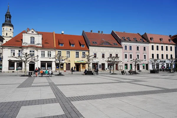 Färgade byggnader på stora torget i Pszczyna centrum i Polen — Stockfoto