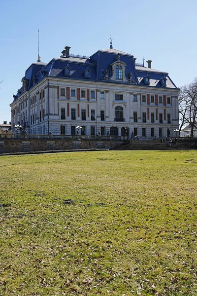 Neobarockschloss im Park der Stadt Pszczyna in Polen - senkrecht — Stockfoto