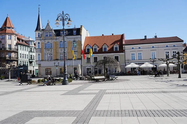 Scenografici vecchi edifici sulla piazza principale nel centro di Pszczyna in Polonia — Foto Stock