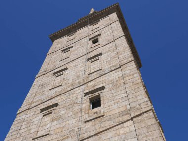 Avrupa 'daki Herkül Kulesi' ne yakın. İspanya 'nın Galiçya şehrinde bir Coruna şehri. Eylül' ün sıcak ve güneşli 2019 yazında açık mavi gökyüzü..