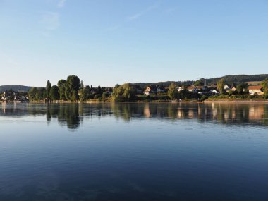 STEIN AM RHEIN 'deki sakin Rhine Nehri SWitzERLAND, Schaffhausen kantonu, açık mavi gökyüzü 2018' de güneşli bir yaz günü Ağustos ayında.