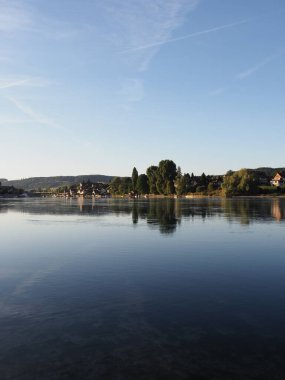 Avrupa 'daki ıssız Ren Nehri STEIN AM RHEIN SWitzERLAND, Schaffhausen, temiz mavi gökyüzü 2018' de sıcak ve güneşli bir yaz günü - dikey