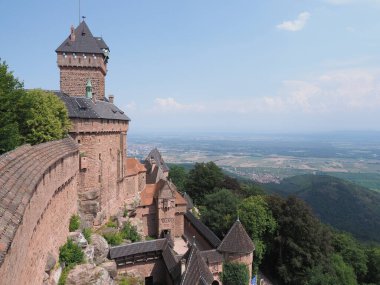 Avrupa 'nın Orschwiller kasabası Alsace' deki Koenigsbourg şatosuna, 2018 'in güneşli yaz gününde açık mavi gökyüzüne bakın..