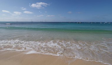 Atlantik Okyanusu 'ndaki balıkçı tekneleriyle Afrika Santa Maria kasabasında, Sal adası Cape Verde' de açık mavi gökyüzü 2019 Nisan 'ında güneşli bahar gününde.