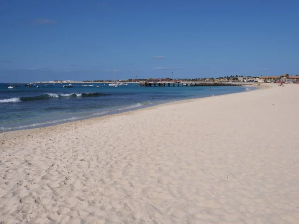 Písečná Pláž Molem Atlantském Oceánu Africkém Městě Santa Maria Ostrov — Stock fotografie