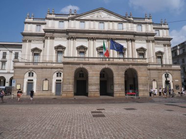MİLAN, İTALYA AĞUSTOS 2018: Avrupa 'nın Lombardiya bölgesindeki La Scala opera binasının cephesi, ılık güneşli yaz gününde açık mavi gökyüzü.
