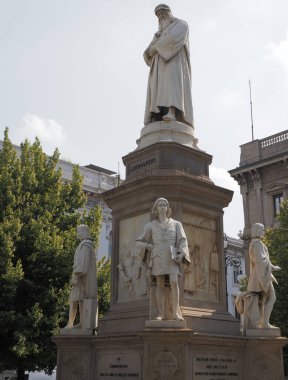 MILAN, ITALY on AUGust 2018: Leonardo da Vinci 'nin Lombardiya bölgesindeki Avrupa kentinde heykeli, ılık güneşli yaz gününde açık mavi gökyüzü - dikey