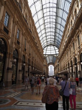 MILAN, ITALY on AĞUSTOS 2018: Galleria Vittorio Emanuele II Lombardy bölgesinde, sıcak güneşli bir yaz gününde - dikey