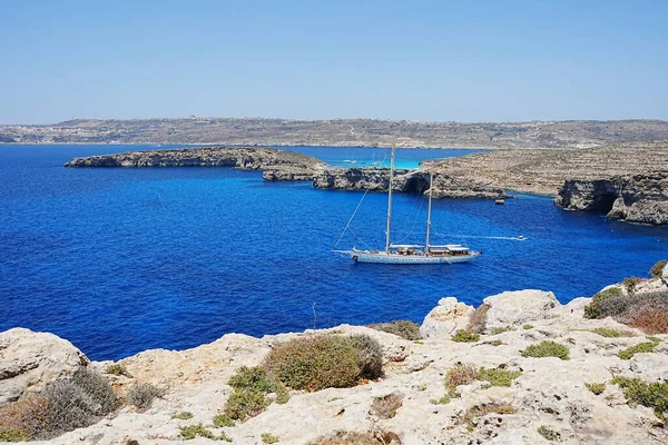 Yate Laguna Azul Isla Europea Comino Malta Cielo Azul Claro — Foto de Stock