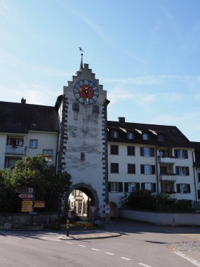 İsviçre 'nin Schaffhausen kentindeki Avrupa Buharlı Buharlısı' ndaki Untertor Kapısı 'nın önünde, Ağustos' un 2018 'inde sıcak, güneşli bir yaz gününde mavi gökyüzü...