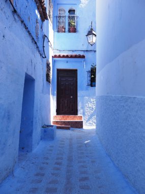 2019 'da Fas' ın Afro Şefi şehrinde nisan ayında güneşli bir bahar gününde dar bir ara sokak.